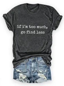 Primo piano dettagliato di t-shirt grigia a maniche corte stampata e shorts di jeans.