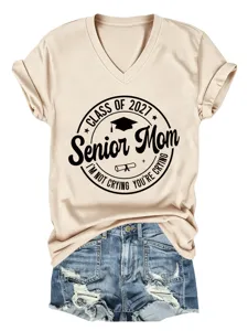 Λεπτομερής λουκ μπεζ T-shirt με V λαιμόκοψη και κοντό μανίκι με εκτυπωμένο σχέδιο αποφοίτησης.