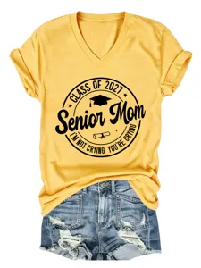 Λεπτομερές κοντινό πλάνο κίτρινου T-shirt αποφοίτησης με V-λαιμόκοψη και μοντέρνα τζιν σορτς.