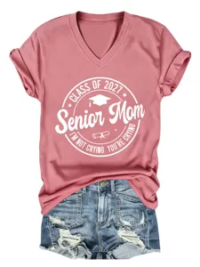 Μοντέρνο dusty pink ροζ V-neck t-shirt με λεπτομέρεια γραφικής εκτύπωσης αποφοίτησης.