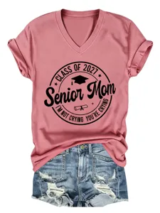 Άνετο ροζ t-shirt με V-neck και κοντό μανίκι με τύπωμα αποφοίτησης senior mom.