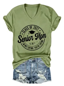 Casual γυναικείο T-shirt με V λαιμόκοψη και κοντό μανίκι, σχέδιο Class of 2027 Senior Mom.