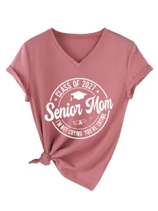 Κομψό γυναικείο T-shirt με V-neck και κοντό μανίκι με όμορφο τύπωμα αποφοίτησης 2027.