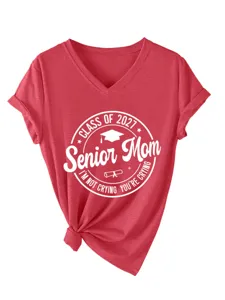 Κόκκινο T-shirt με V λαιμόκοψη και τύπωμα για μητέρα αποφοίτου με όμορφα γραφικά σχέδια.