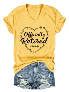 Casual gele V-hals korte mouw T-shirt detail met officiële pensioen letter print en stijl.