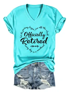 Gedetailleerd close-up van het casual turquoise V-hals shirt met pensioen print en denim.