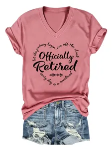 Close-up van het roze V-hals t-shirt met stijlvolle pensioen citaat grafische opdruk.