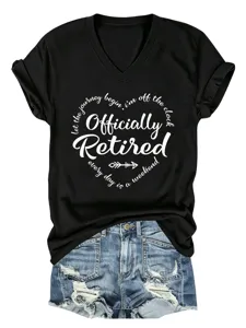 Gedetailleerd uitzicht op het zwarte V-hals t-shirt met letterprint en spijkershorts.