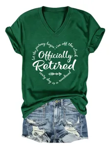 Details van het donkergroene V-hals korte mouw t-shirt met pensioen brief opdruk.