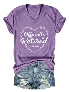 Paars V-hals korte mouw t-shirt met pensioen tekst, gecombineerd met stoere spijkerjorts.