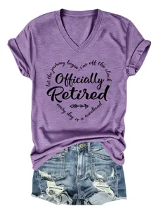 Casual paars V-hals dames t-shirt met een grappige pensioen slogan en korte mouwen.