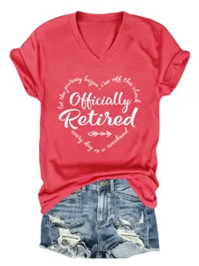 Rood V-hals korte mouw T-shirt met officieel met pensioen hart print en denim korte broek.