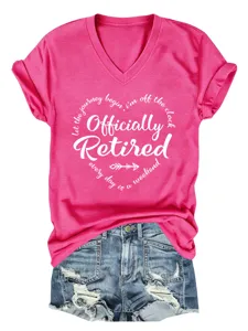 Gedetailleerd anzicht van roze V-hals pensioen t-shirt gecombineerd met jeansshorts.