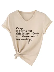 Gros plan sur le t-shirt décontracté à col V avec imprimé citation amusant et nœud.