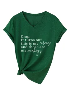 T-shirt femme vert foncé à col V manches courtes avec imprimé citation amusante et nœud devant.