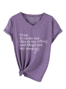 Vue rapprochée du t-shirt violet à col V et manches courtes avec détail de texte drôle.