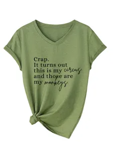 Présentation détaillée de tee-shirt vert casual col V femme manches courtes avec lettre.