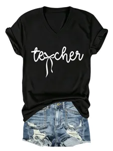 Gros plan détaillé du t-shirt noir à col en V et manches courtes avec joli imprimé.