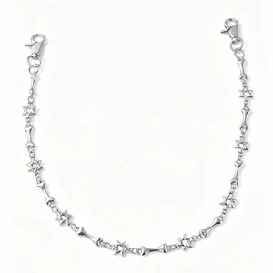 Metalen broekketting met pentagram en bot schakels in hiphop punk stijl detail weergave.