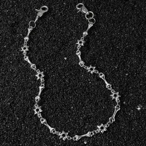 Close-up detail van gothische punk zilveren kleur metalen bot en ster hip-hop broekketting.