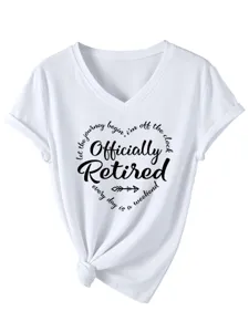 Detailgezicht van het witte V-hals t-shirt met pensioen citaat en opgerolde mouwen.