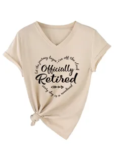 Gedetailleerd overzicht van beige V-hals T-shirt met korte mouw, knoop en opdruk.