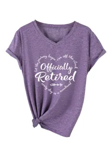 Casual V-hals dames t-shirt met officieel met pensioen print en stijlvolle knoopzoom.