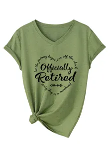 Olijfgroen V-hals t-shirt met korte mouwen, opdruk op de borst en geknoopt zoomdetail.