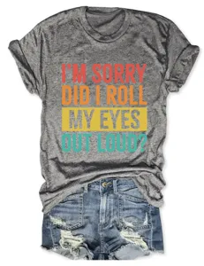 Gros plan sur l'impression de slogan amusant sur le t-shirt à manches courtes en coton gris.