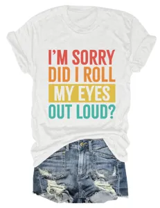 T-shirt blanc décontracté à manches courtes avec citation amusante assorti de short en jean.
