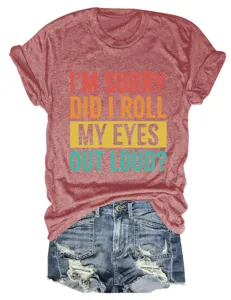 T-shirt décontracté pour femme en rouge avec citation amusante et short en denim.