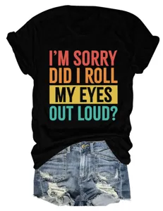 T-shirt noir à manches courtes pour femmes avec slogan amusant et short en denim.