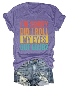 T-shirt violet à manches courtes pour femme avec texte amusant et mini-short en denim.