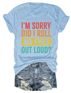 Vue détaillée d'un t-shirt à manches courtes bleu clair décontracté avec short en denim.