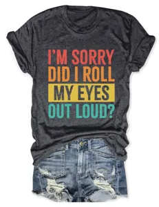 T-shirt femme décontracté col rond manches courtes avec short en jean déchiré détail.