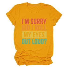 Gros plan détaillé du t-shirt femme décontracté jaune avec une jolie impression amusante.