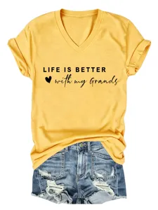 Gedetailleerd overzicht van een geel V-hals korte mouw t-shirt gecombineerd met coole jeansshorts.