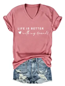 Dames casual V-hals korte mouw t-shirt met leuke letterprint en denim korte broek.