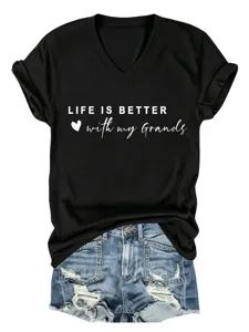 Gedetailleerde close-up van zwart V-hals dames t-shirt met witte tekstprint en outfit.