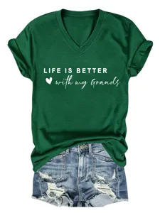 Gedetailleerd overzicht van het groene V-hals korte mouwen t-shirt met print en jeansshort.