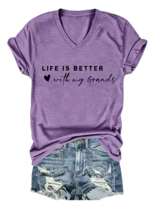 Paars T-shirt met V-hals en korte mouwen met letterprint en casual denim shorts.