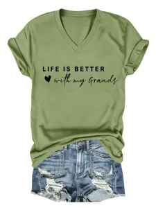 Gedetailleerd overzicht van het casual olijfgroene V-hals t-shirt met korte mouwen en tekst.
