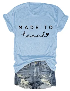 Casual lichtblauw korte mouwen t-shirt met leraar letterprint gecombineerd met spijker shorts.