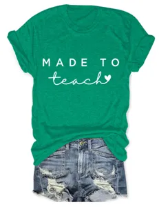 Groen grafisch t-shirt detail met leraar slogan print en bijpassende jeansshorts.