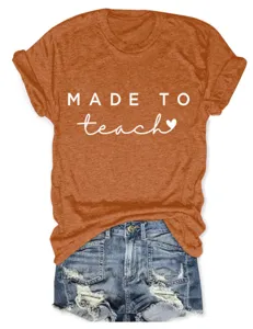 Casual dames T-shirt met korte mouwen, "MADE TO teach" opdruk en ronde hals.