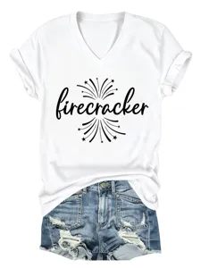 Camiseta blanca casual de manga corta con cuello en V, estampado firecracker y short de mezclilla.