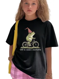 T-shirt noir à manches courtes pour enfants gros plan avec impression graphique de grenouille drôle.
