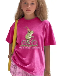 Gros plan détaillé du t-shirt rose pour enfant avec un drôle d'imprimé grenouille à vélo.