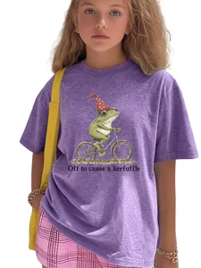 Vue détaillée de l'imprimé grenouille amusant sur le t-shirt à manches courtes violet.