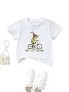 Vue détaillée t-shirt blanc pour enfants avec imprimé grenouille à vélo et citation amusante.